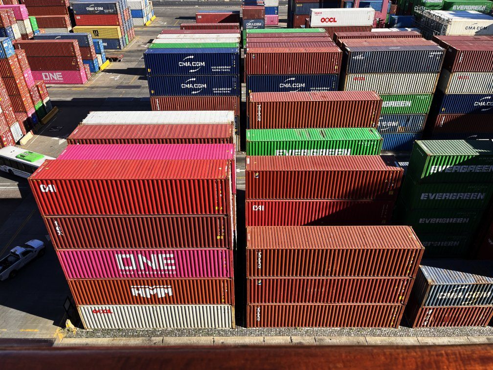 Gestapelte Container in vielen Farben auf einem Containerschiff